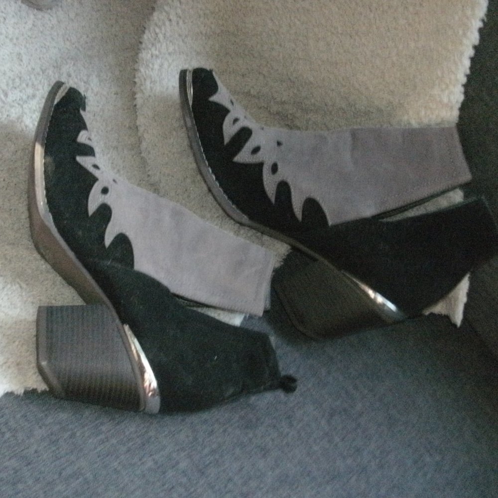 JG Faux Suede Western Style Two Tone Black & Taupe Ankle Boots Bootie size 10